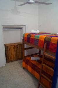 巴利亚多利德Hostal Las Cruces的一间卧室配有双层床和木椅