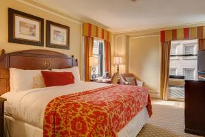 波士顿波士顿欧尼帕克豪斯酒店的酒店客房,配有床和电视