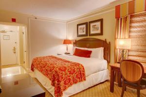 波士顿波士顿欧尼帕克豪斯酒店的卧室配有1张床、1张桌子和1把椅子