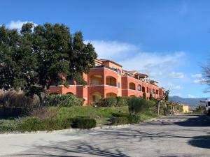 罗克布伦河畔阿尔让Appartement 12 - Golf de Roquebrune - Vue mer imprenable !的道路一侧一座大型橙色建筑