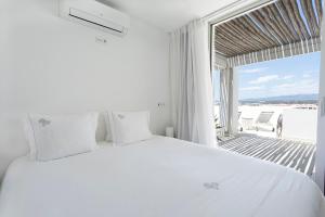 费拉古多One2Seven的卧室设有白色的床和大窗户