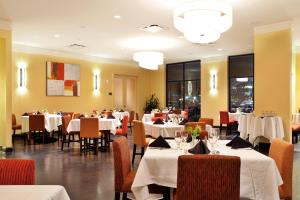 Clarion Hotel New Orleans - Airport & Conference Center餐厅或其他用餐的地方