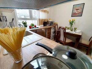 基辅Inn Home Apartments in Kiev Center的厨房配有柜台和带意大利面的桌子。
