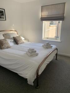 斯托诺韦No.10的一间卧室配有一张带白色床单的床和一扇窗户。