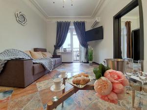 基辅Inn Home Apartments in Kiev Center的客厅配有沙发和餐桌,