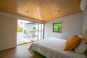 莫什港Eco Villa do Adro的一间卧室设有一张床和一个大窗户