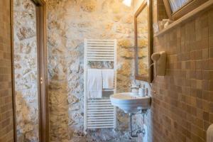 阿斯科利皮切诺Cubanito Bailon的一间带水槽和石墙的浴室