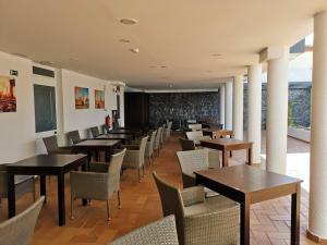 圣克鲁斯圣克鲁斯乡村酒店的用餐室配有桌椅和黑板