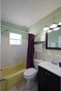 威尼斯Sunshine Inn & Suites Venice, Florida的一间带卫生间、水槽和镜子的浴室