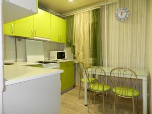 2-room Luxury Apartment on Ukrainskaya Street 43, by GrandHome的厨房或小厨房