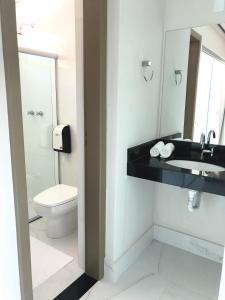 塞古罗港MIRAGE HOTEL的一间带水槽和卫生间的浴室