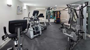 尼斯维尔尼斯维尔埃格林AFB 假日快捷酒店的健身房设有数台跑步机和有氧运动器材