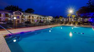 萨凡纳贝斯特韦斯特中央酒店的和酒店一起在晚上使用游泳池