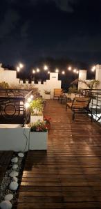 布宜诺斯艾利斯泰姆霍精品酒店的木板路,晚上有长椅和盆栽植物