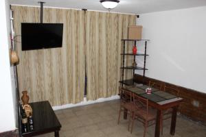 危地马拉Habitaciones Eco-Terrazas的客厅配有书桌和电视。