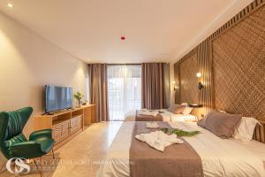 邦劳Only Seed Resort 欧芮希度假酒店的酒店客房设有两张床和电视。
