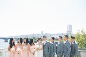 波特兰波特兰市区会议中心皇冠假日酒店的新娘和新郎,他们的婚礼派对