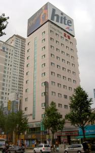 釜山釜山中央大酒店的一座大建筑,上面有标志