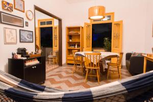 累西腓Sobrado Fundição的客厅配有吊床和桌椅