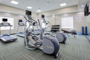 休斯顿Holiday Inn Express & Suites Houston - Hobby Airport Area, an IHG Hotel的健身房设有跑步机和椭圆机