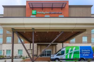 休斯顿Holiday Inn Express & Suites Houston - Hobby Airport Area, an IHG Hotel的停在医院前的一辆面包车