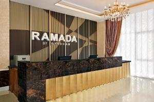 奇姆肯特Ramada by Wyndham Shymkent的设有一个前台,位于rambala酒店的大堂