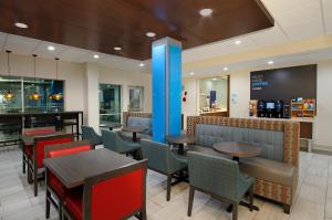 Holiday Inn Express & Suites - Lake Charles South Casino Area, an IHG Hotel餐厅或其他用餐的地方