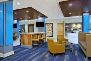 Holiday Inn Express & Suites - Lake Charles South Casino Area, an IHG Hotel大厅或接待区
