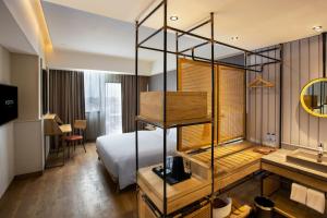 日惹PORTA by Ambarrukmo的酒店客房设有床和水槽