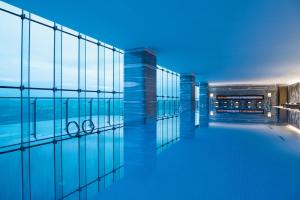 宝鸡宝鸡东岭皇冠假日酒店的享有带游泳池的建筑景致