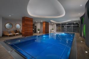 波杰布拉迪费利西塔斯Spa酒店的房屋中间的大型游泳池