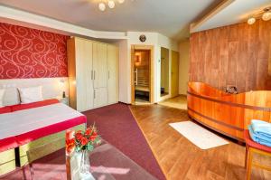 Hať彭兹尤斯维米库拉塞霍斯特尼克酒店的酒店客房带一张床和浴缸
