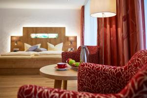 维林根埃德威斯酒店&费瑞纳公寓式酒店的酒店客房带一张床、一张桌子和椅子