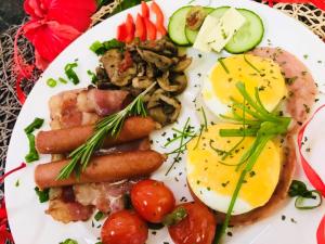 姆通济尼Oliver's Bed and Breakfast的鸡蛋香肠和蔬菜等食物
