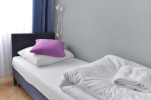 比得哥什埃尔达2号酒店的床上有紫色枕头