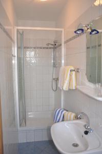巴尔特鲁姆Seevilla Wietjes Whg 6的带淋浴、盥洗盆和浴缸的浴室