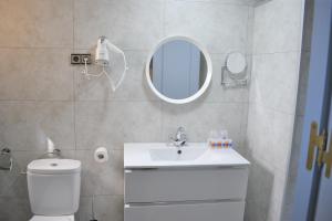 巴塞罗那兰布拉斯酒店的一间带卫生间、水槽和镜子的浴室