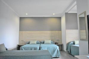 巴塞罗那兰布拉斯酒店的酒店客房,设有两张床和一张沙发