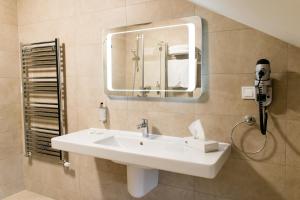 锡盖图马尔马切伊格兰迪那莫里酒店的浴室设有白色水槽和镜子
