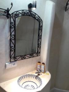 舍夫沙万Casa El Haouta的浴室设有水槽和墙上的镜子