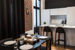 布鲁塞尔Smartflats - Bourse Brussels的厨房以及带桌椅的用餐室。