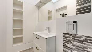 格但斯克Dom & House - Apartments Old Town Ogarna的白色的浴室设有水槽和架子