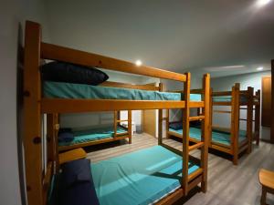 梅利德奥波谷佩雷罗旅舍的一间房间,设有三张双层床