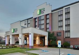 欧文Holiday Inn Express & Suites Irving Conv Ctr - Las Colinas, an IHG Hotel的酒店前方的 ⁇ 染