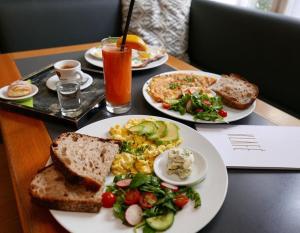 布尔诺Bed&Breakfast & Apartment Klafé的一张桌子,上面放着早餐盘