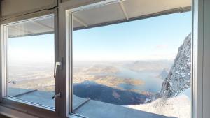 卢塞恩贝尔维尤克林斯酒店的从窗户可欣赏到高山的湖景