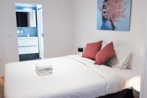 布鲁塞尔Smartflats - Bourse Brussels的卧室配有带红色枕头的白色床