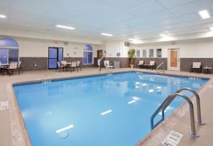 Beatrice比阿特丽斯快捷假日&套房酒店的蓝色的大游泳池,位于酒店客房内