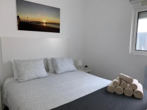 阿尔科谢蒂TangoSierraResidences的一间卧室配有一张带两个枕头的床和电视。