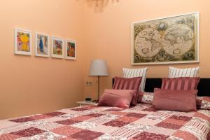 比特堡BIT-City Studio und Appartement的一间卧室配有一张带毯子和墙上照片的床。